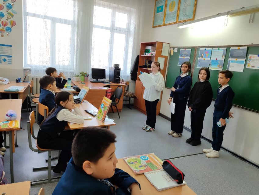 Лидеры добровольного клуба "Адал Ұрпақ" провели классный час в 3"Д"на тему "Честное поколение"